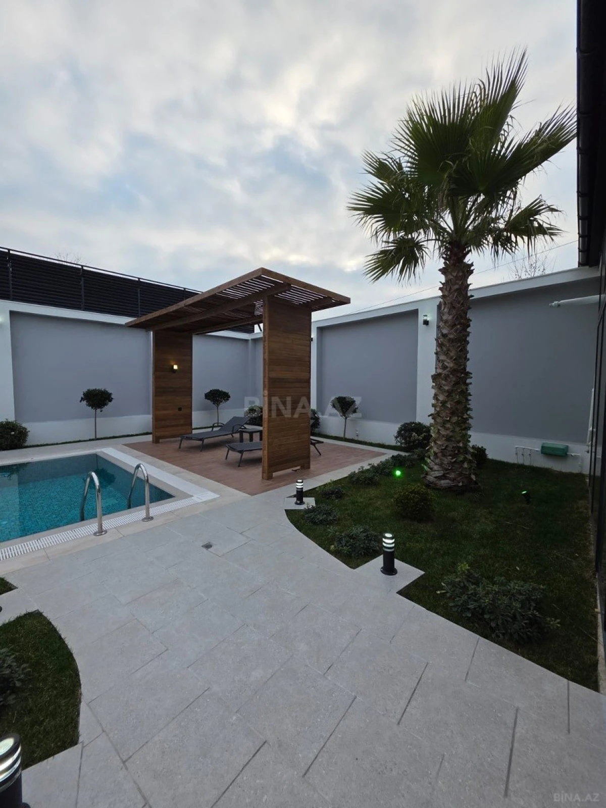 Satılır 10 otaqlı həyət evi 470 m²