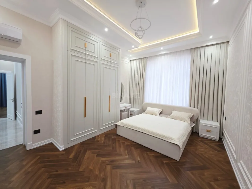 Satılır 10 otaqlı həyət evi 470 m²