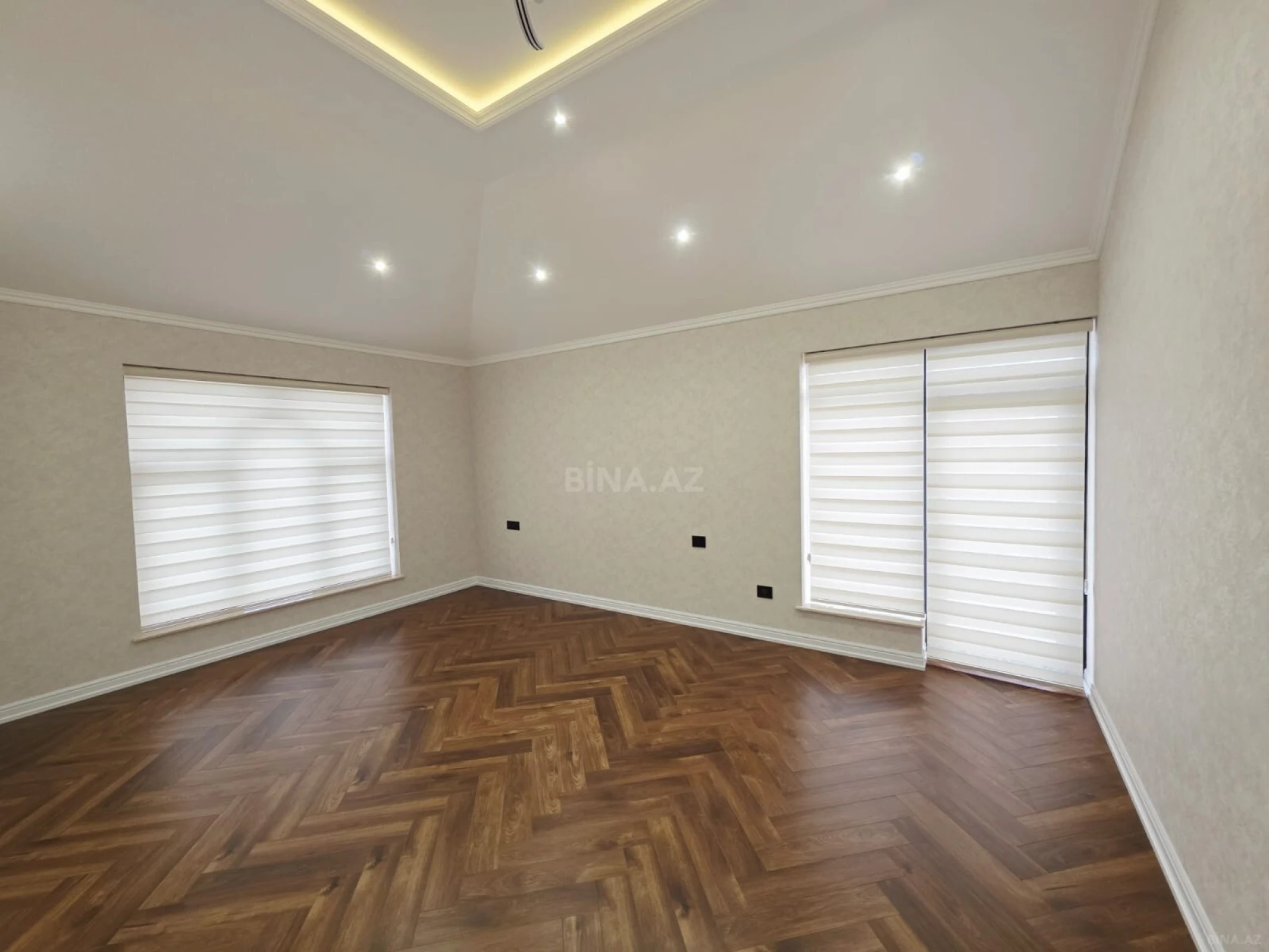 Satılır 10 otaqlı həyət evi 470 m²