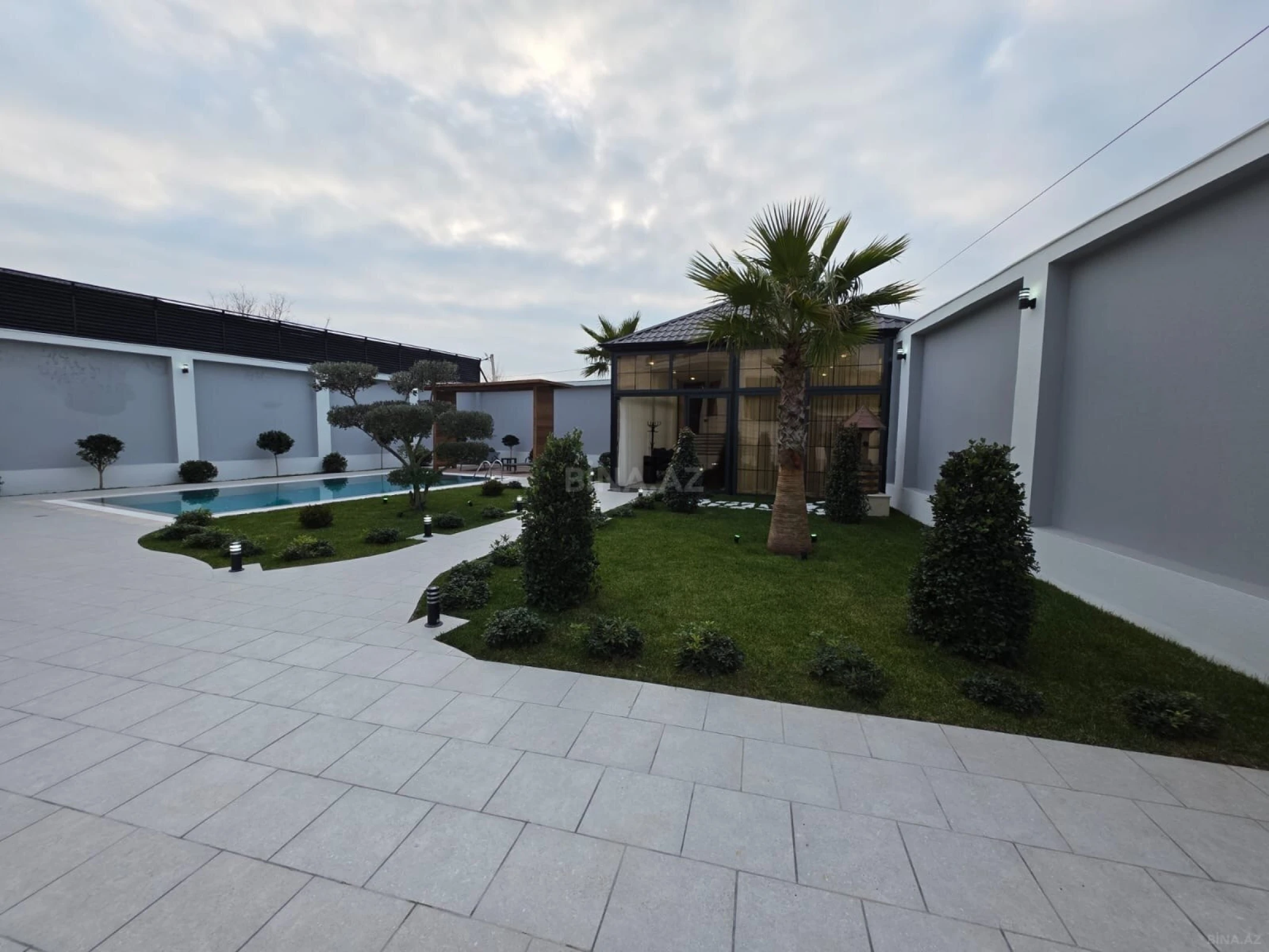 Satılır 10 otaqlı həyət evi 470 m²