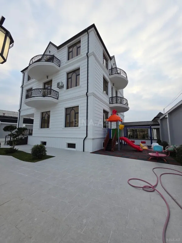 Satılır 10 otaqlı həyət evi 470 m²