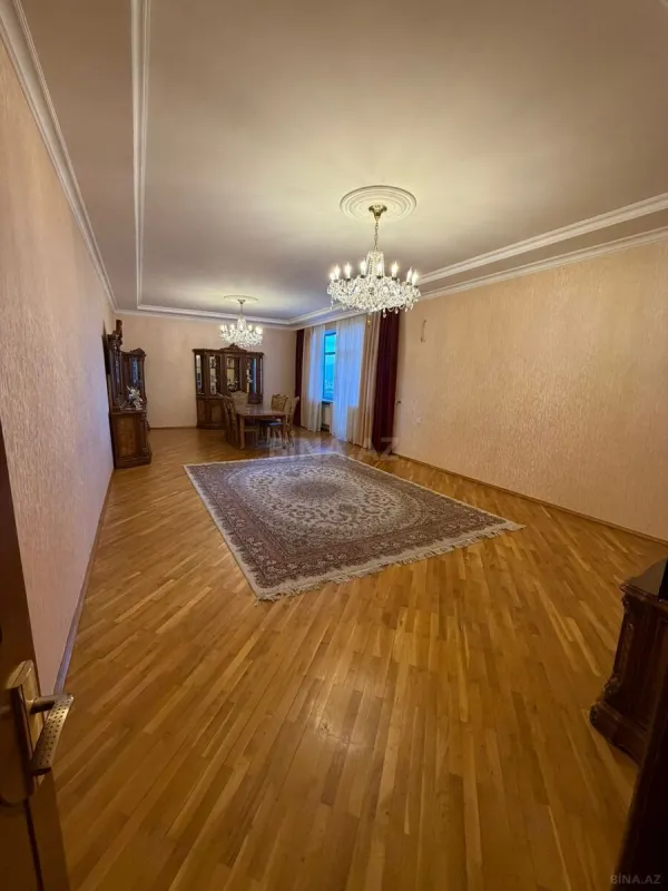 Satılır 3 otaqlı mənzil 176 m²