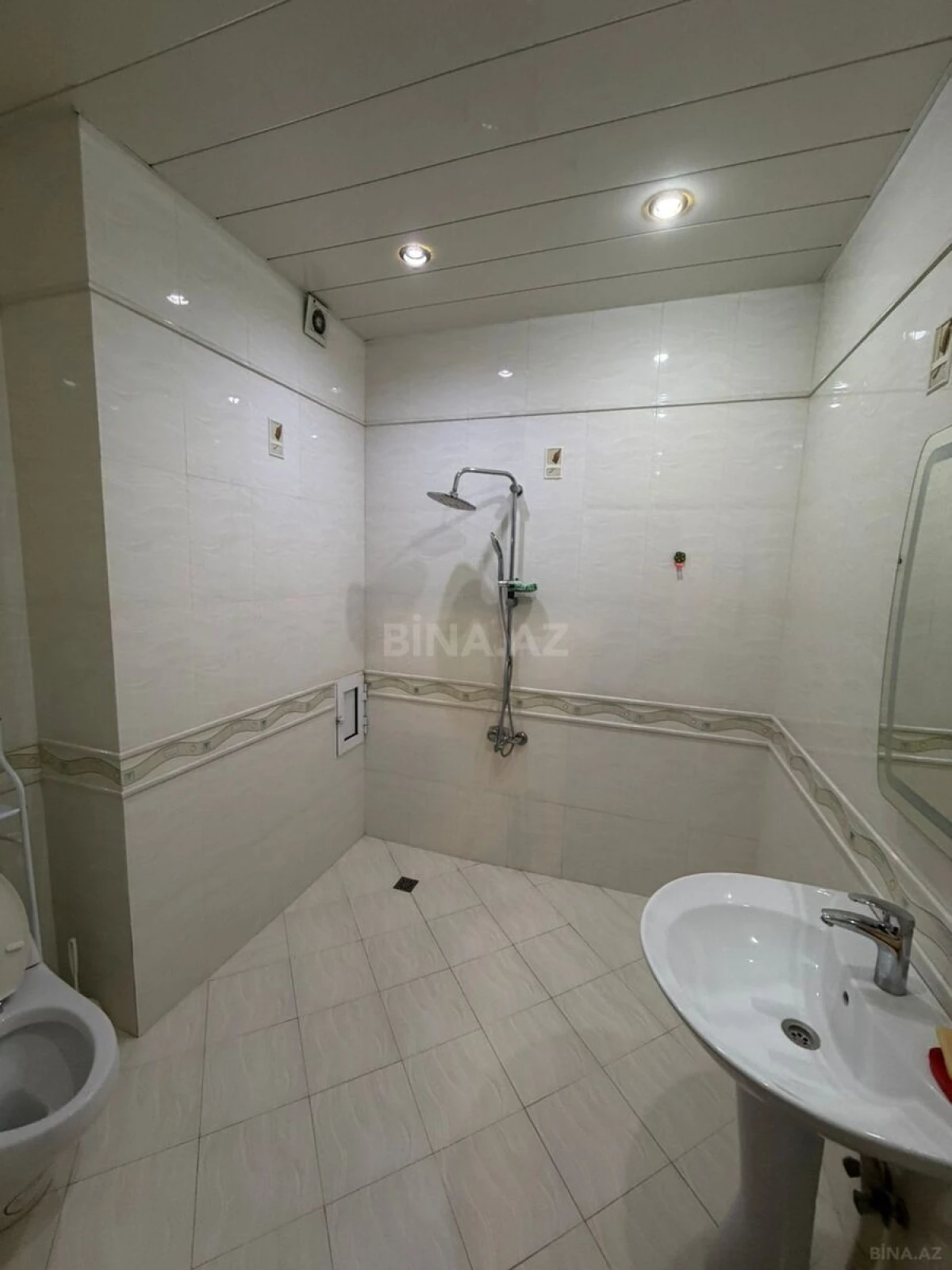 Satılır 3 otaqlı mənzil 176 m²