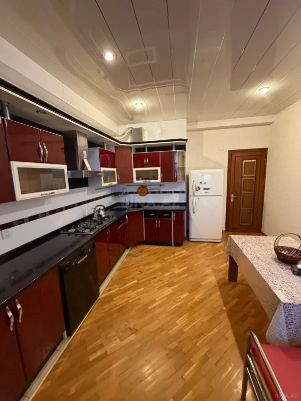 Satılır 3 otaqlı mənzil 176 m²
