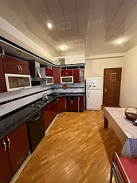 Satılır 3 otaqlı mənzil 176 m²