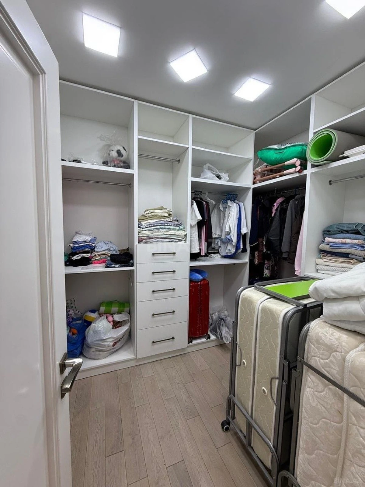 Satılır 3 otaqlı mənzil 141 m²