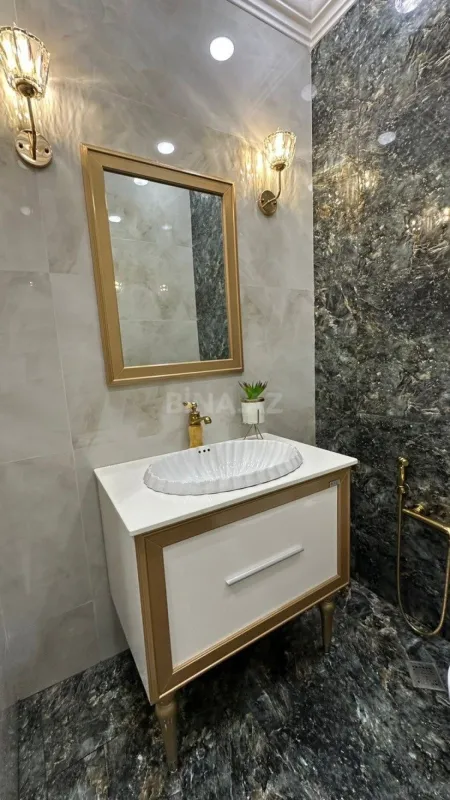Satılır 3 otaqlı mənzil 130 m²