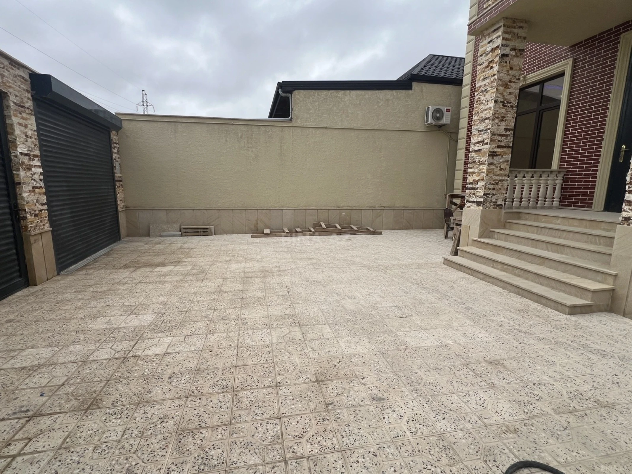 Satılır 6 otaqlı həyət evi 220 m²