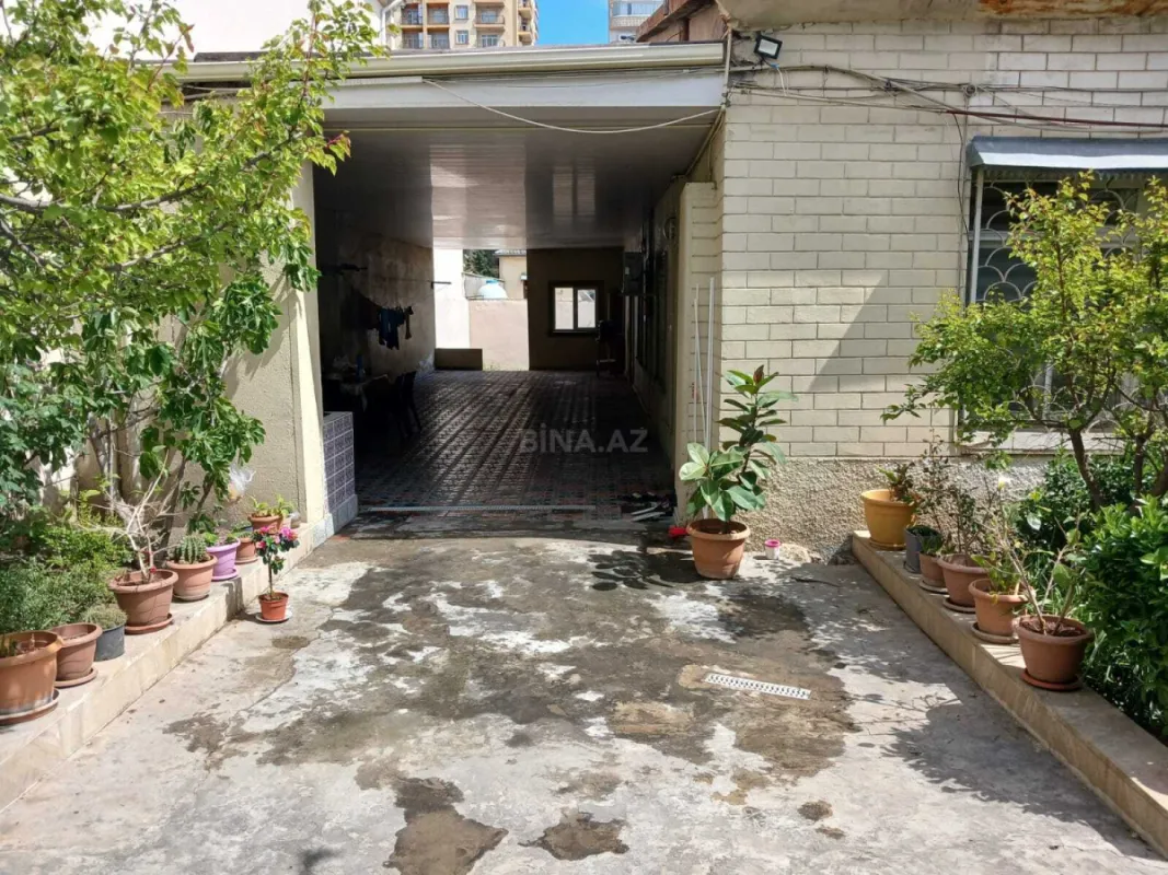 Satılır 5 otaqlı həyət evi 300 m²