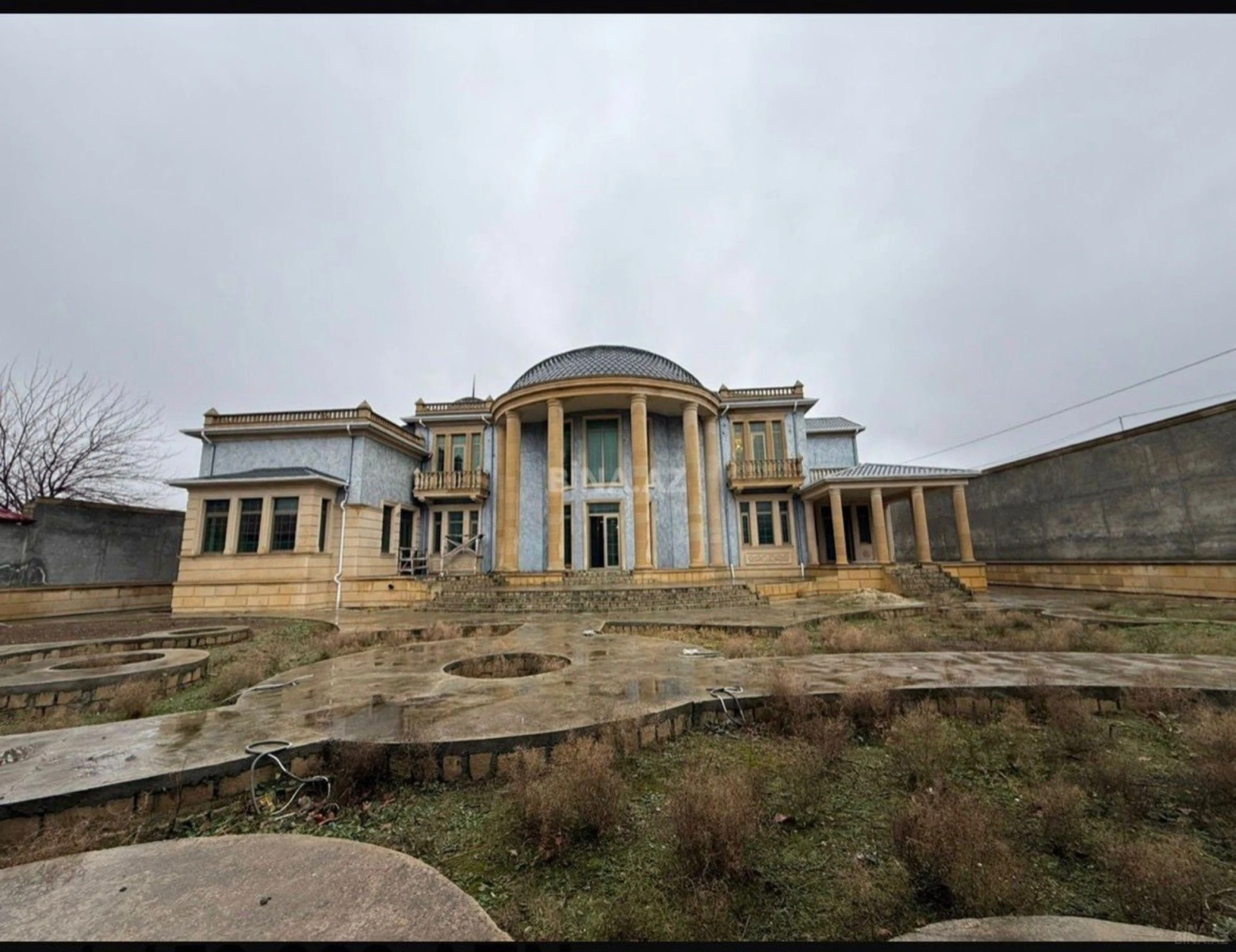 Satılır 10 otaqlı həyət evi 700 m²