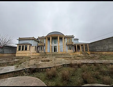 Satılır 10 otaqlı həyət evi 700 m²