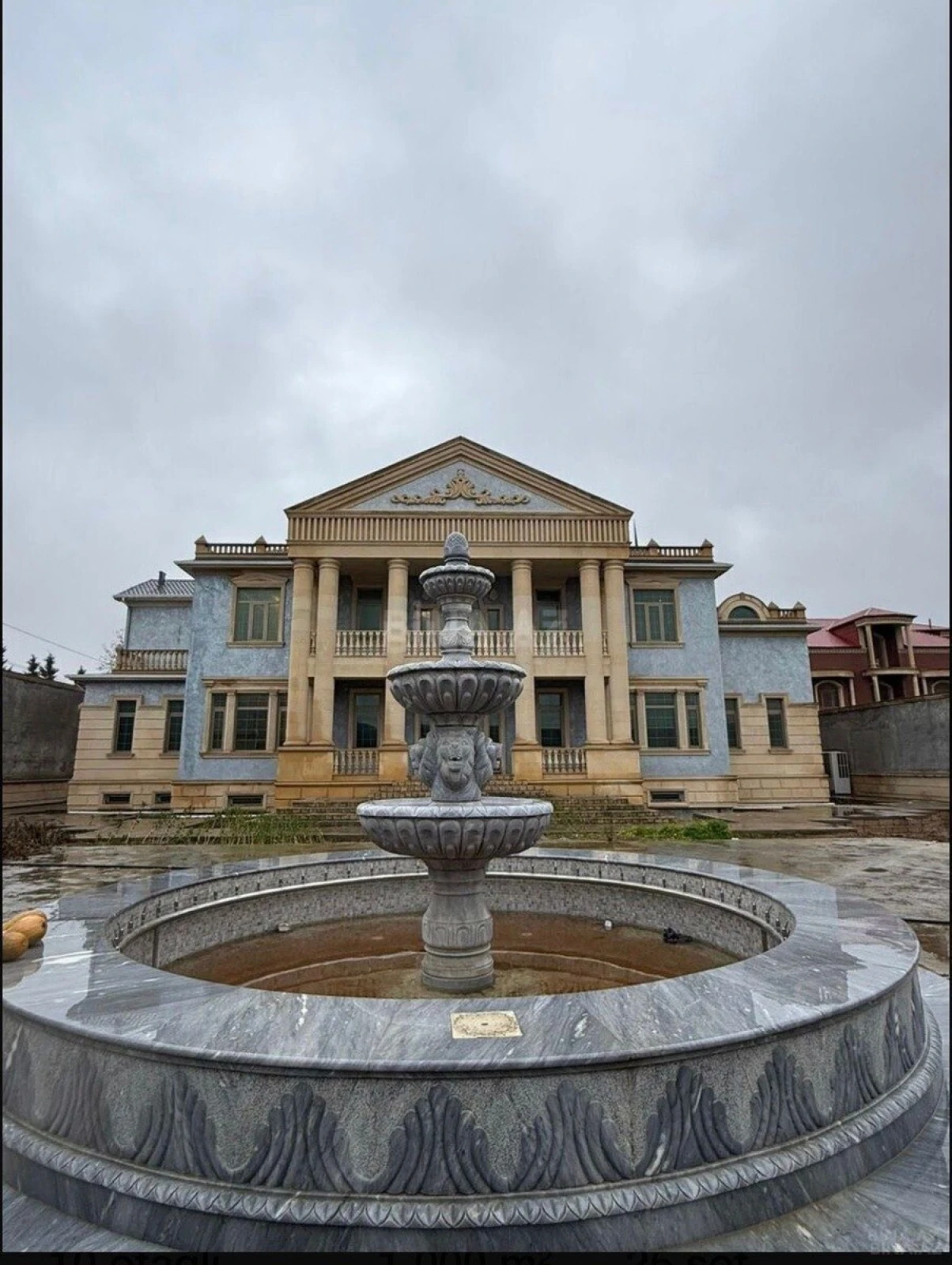 Satılır 10 otaqlı həyət evi 700 m²