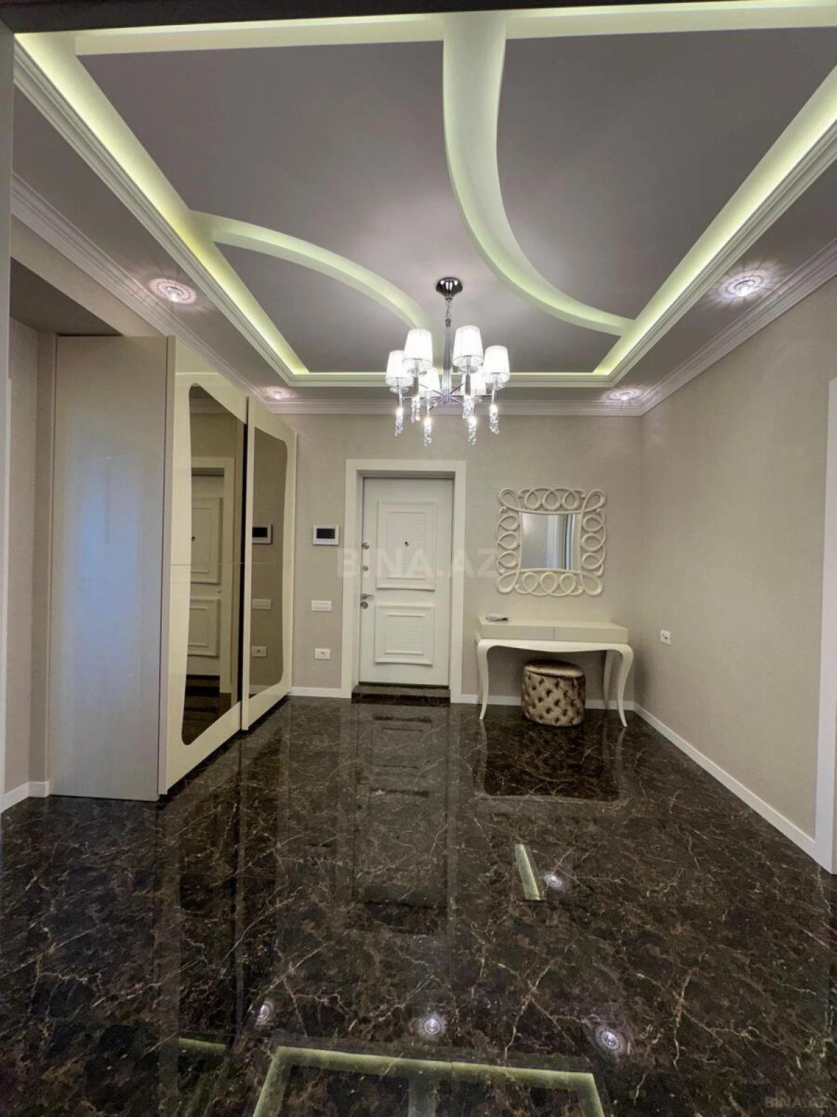 Satılır 3 otaqlı mənzil 137 m²