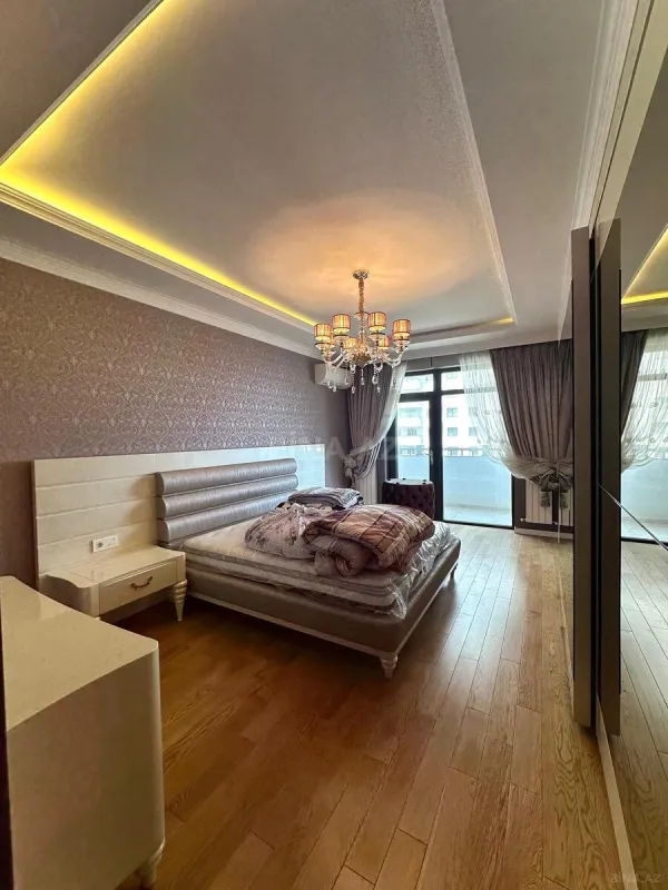 Satılır 3 otaqlı mənzil 137 m²