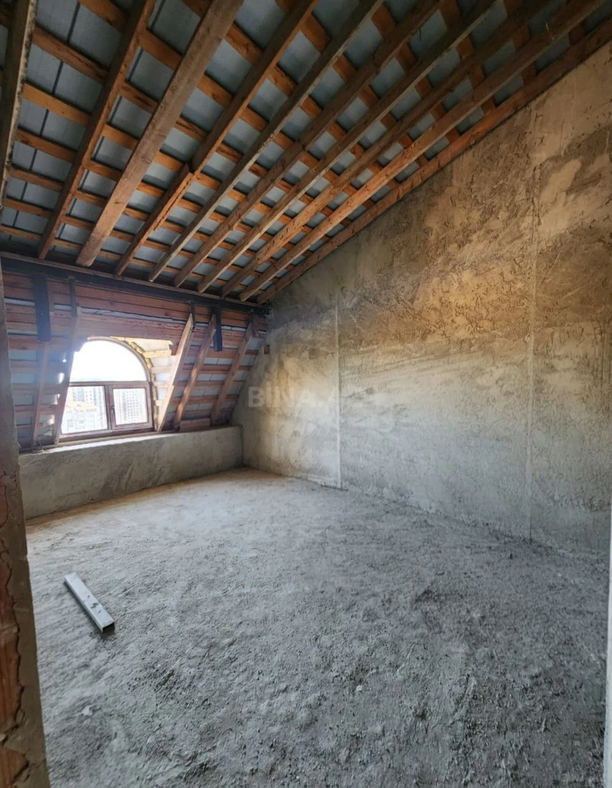 Satılır 3 otaqlı mənzil 180 m²