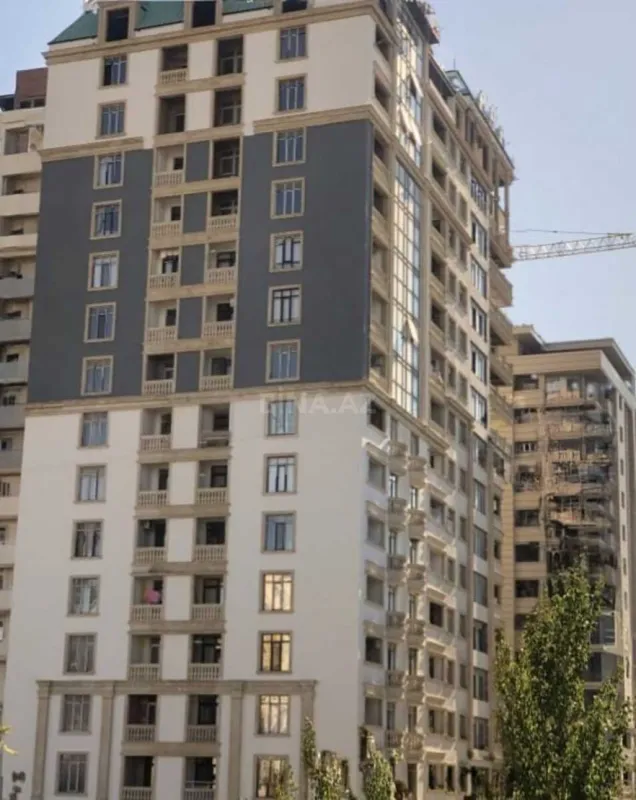 Satılır 3 otaqlı mənzil 180 m²