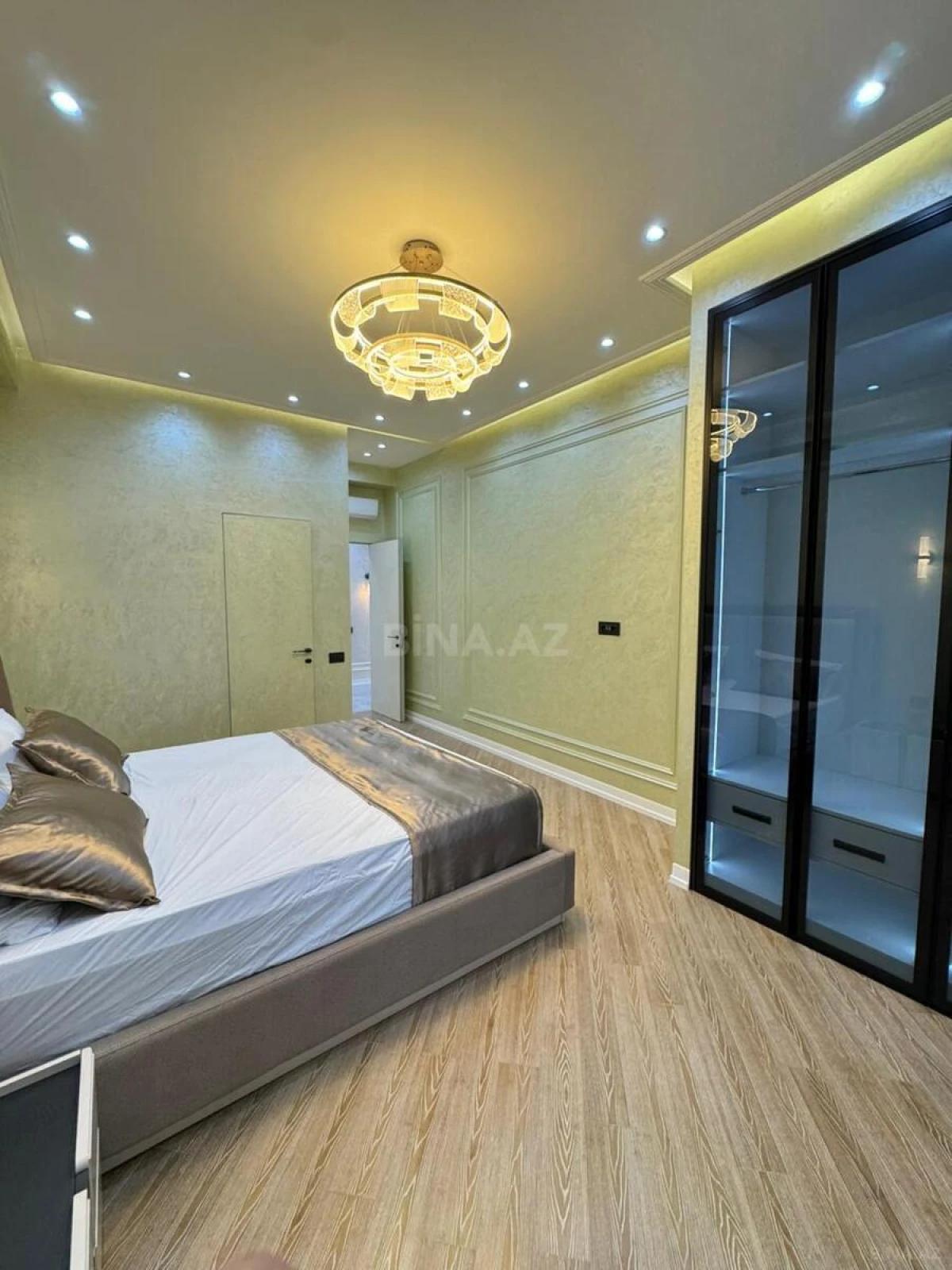 Satılır 3 otaqlı mənzil 130 m²