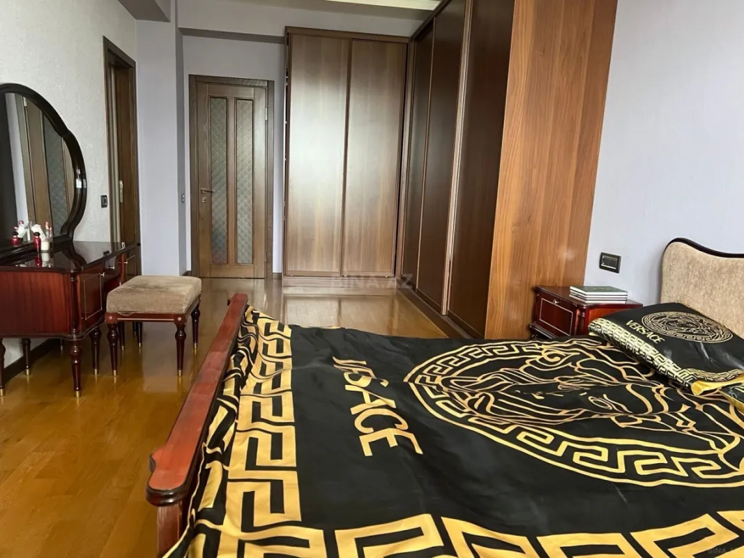 Satılır 4 otaqlı mənzil 183 m²