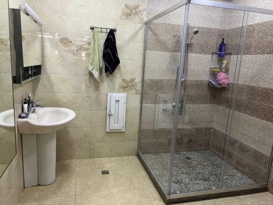 Satılır 4 otaqlı mənzil 183 m²