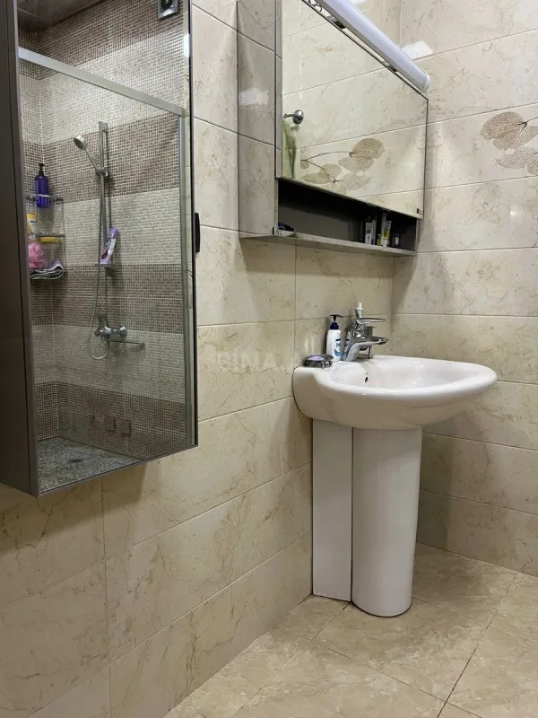 Satılır 4 otaqlı mənzil 183 m²
