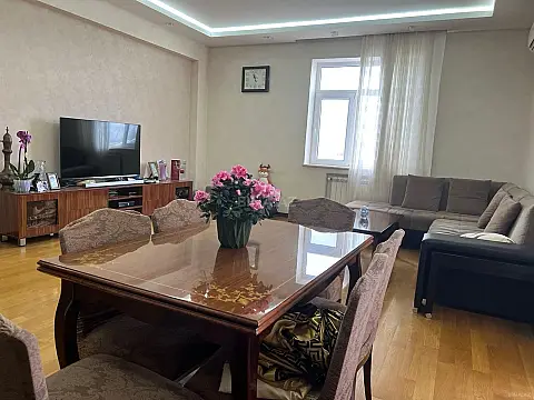 Satılır 4 otaqlı mənzil 183 m²