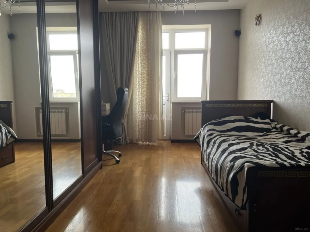 Satılır 4 otaqlı mənzil 183 m²