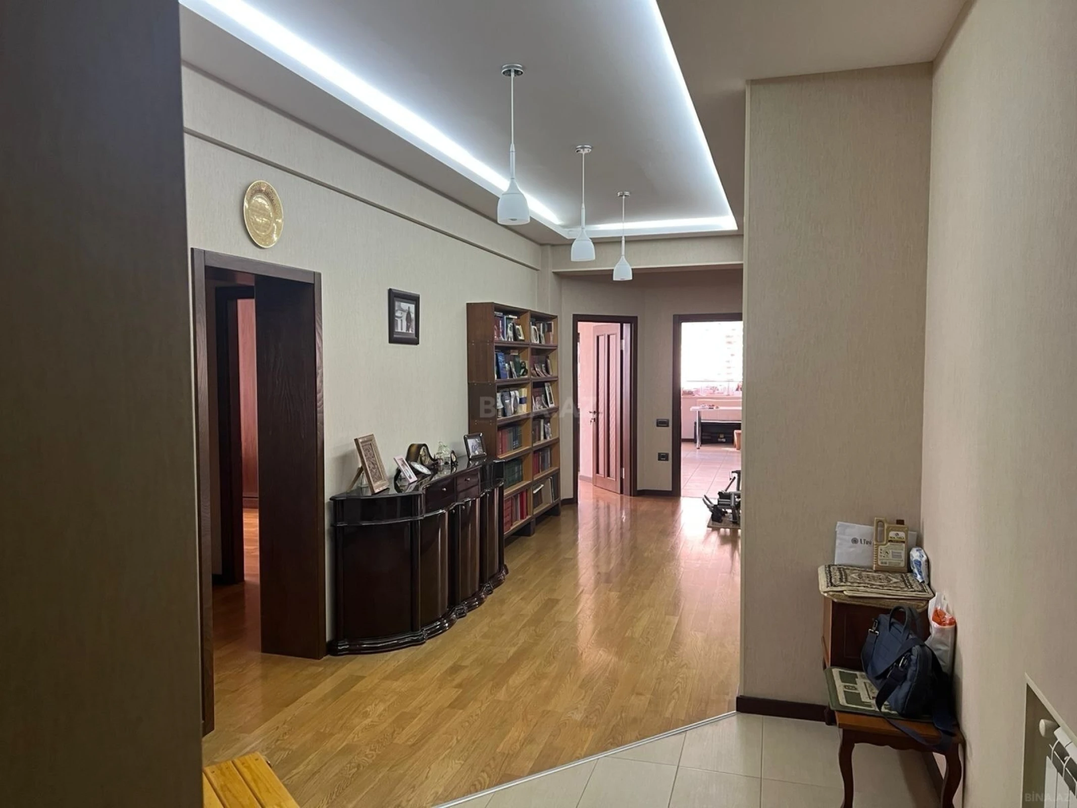 Satılır 4 otaqlı mənzil 183 m²