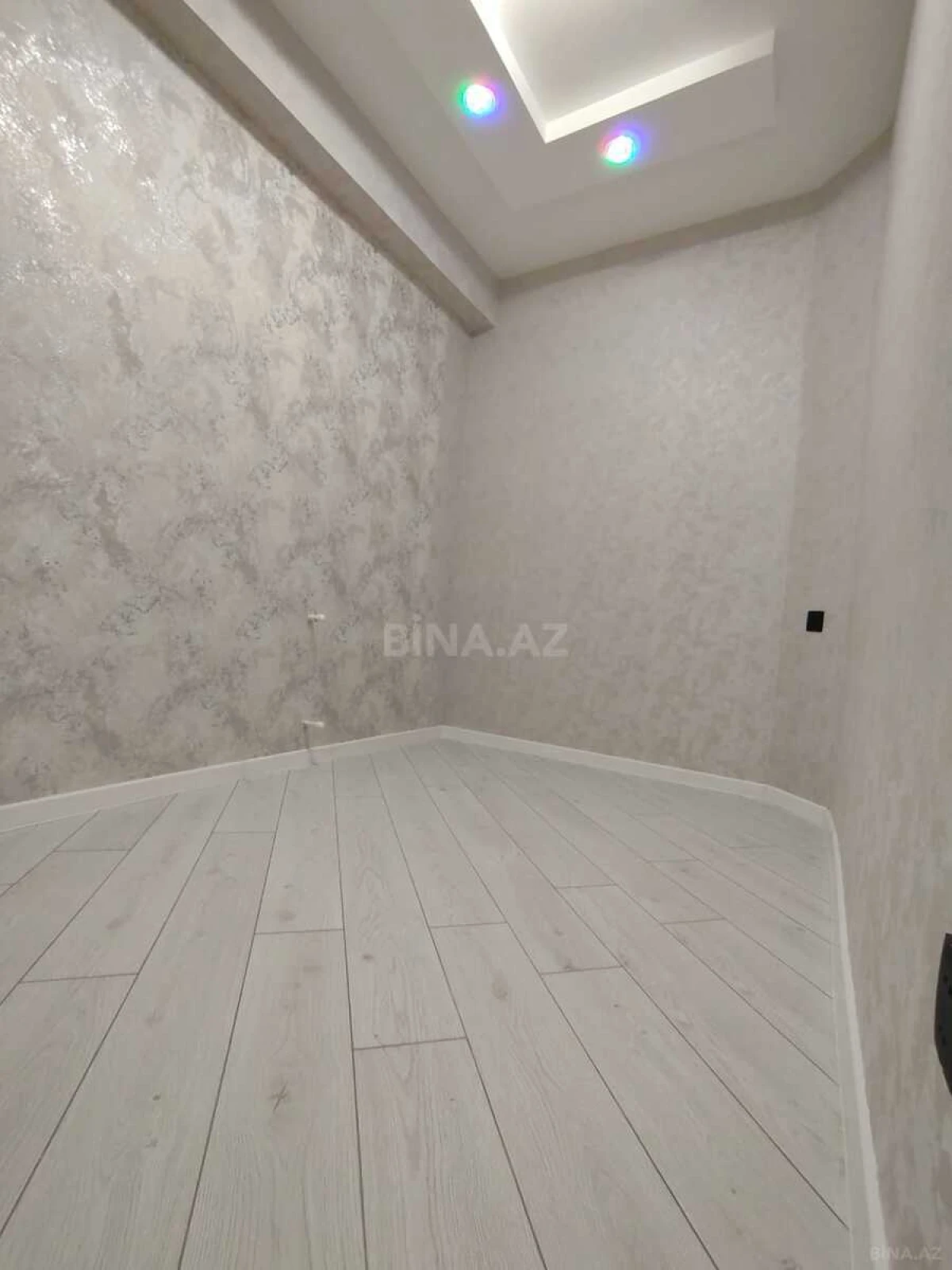 Satılır 4 otaqlı mənzil 97 m²