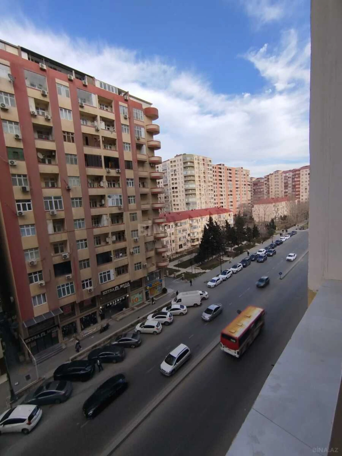 Satılır 4 otaqlı mənzil 97 m²