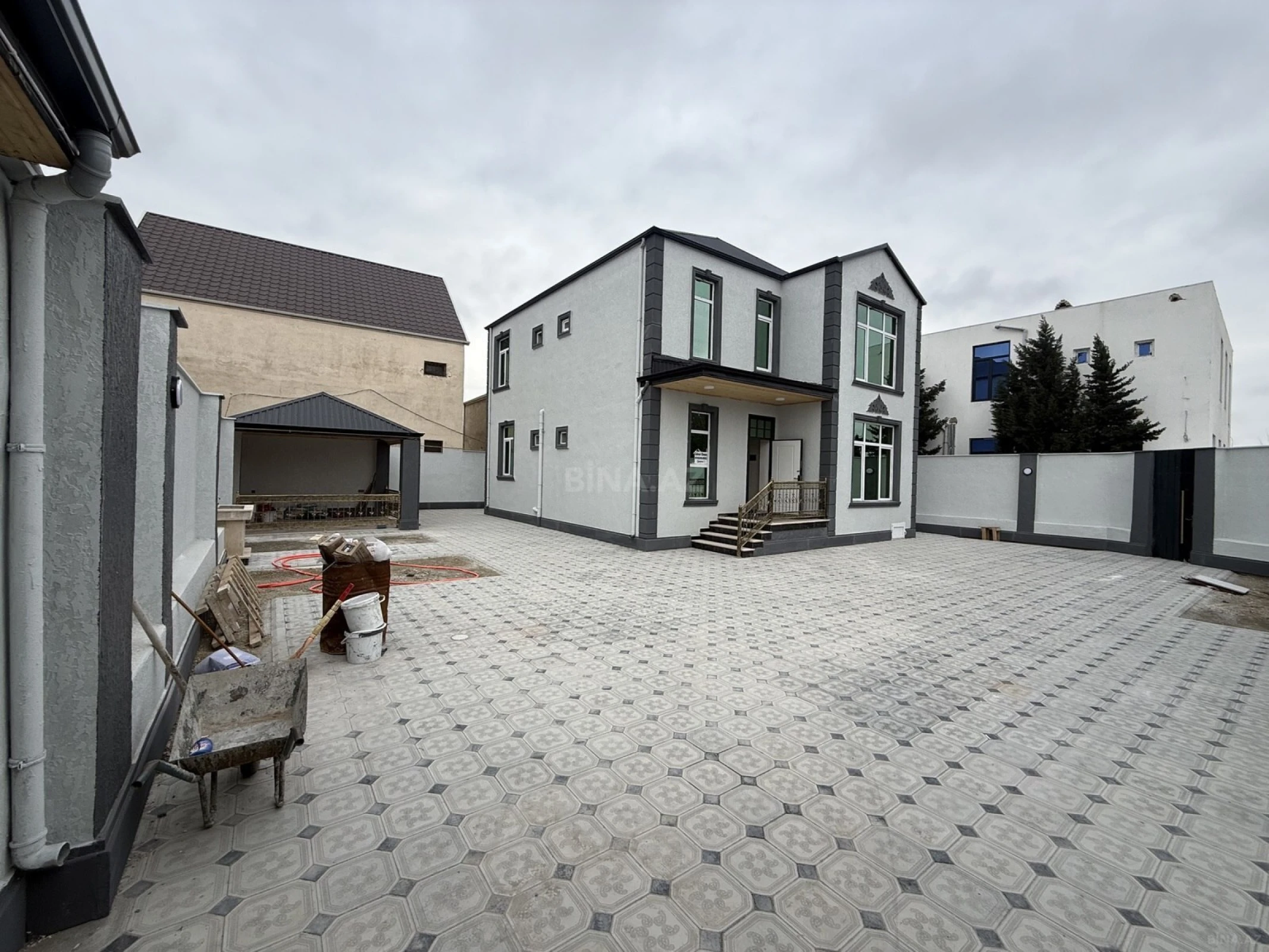 Satılır 5 otaqlı həyət evi 240 m²