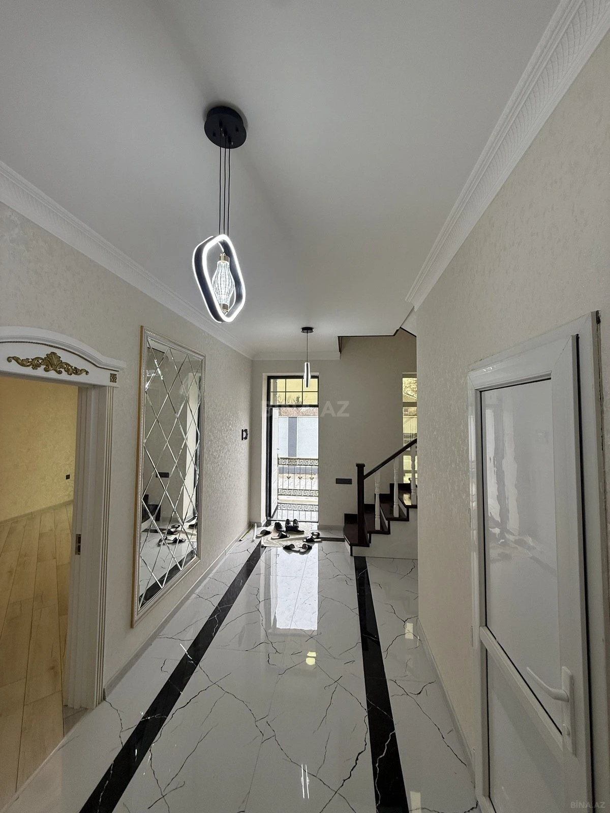 Satılır 5 otaqlı həyət evi 240 m²