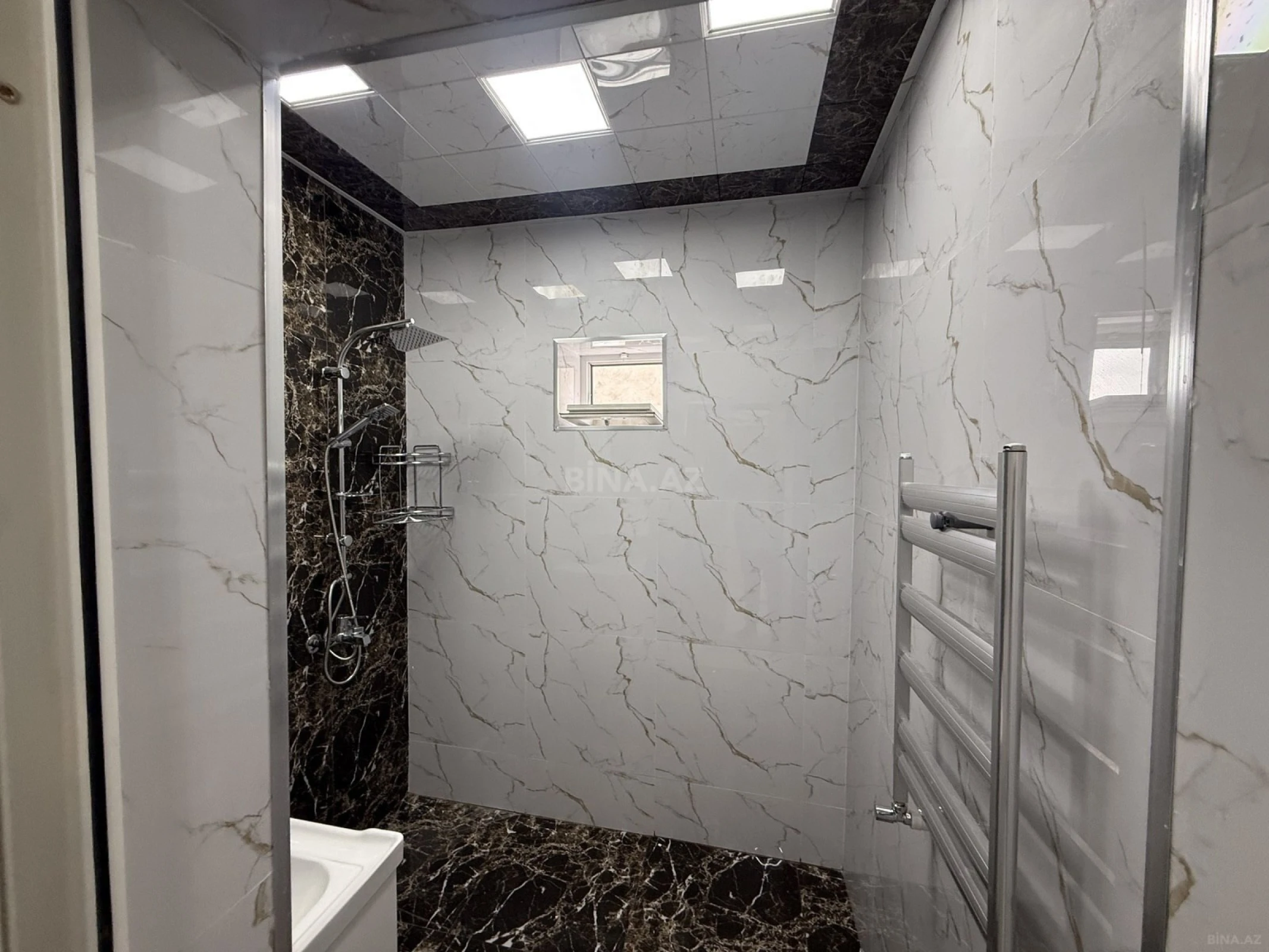 Satılır 5 otaqlı həyət evi 240 m²