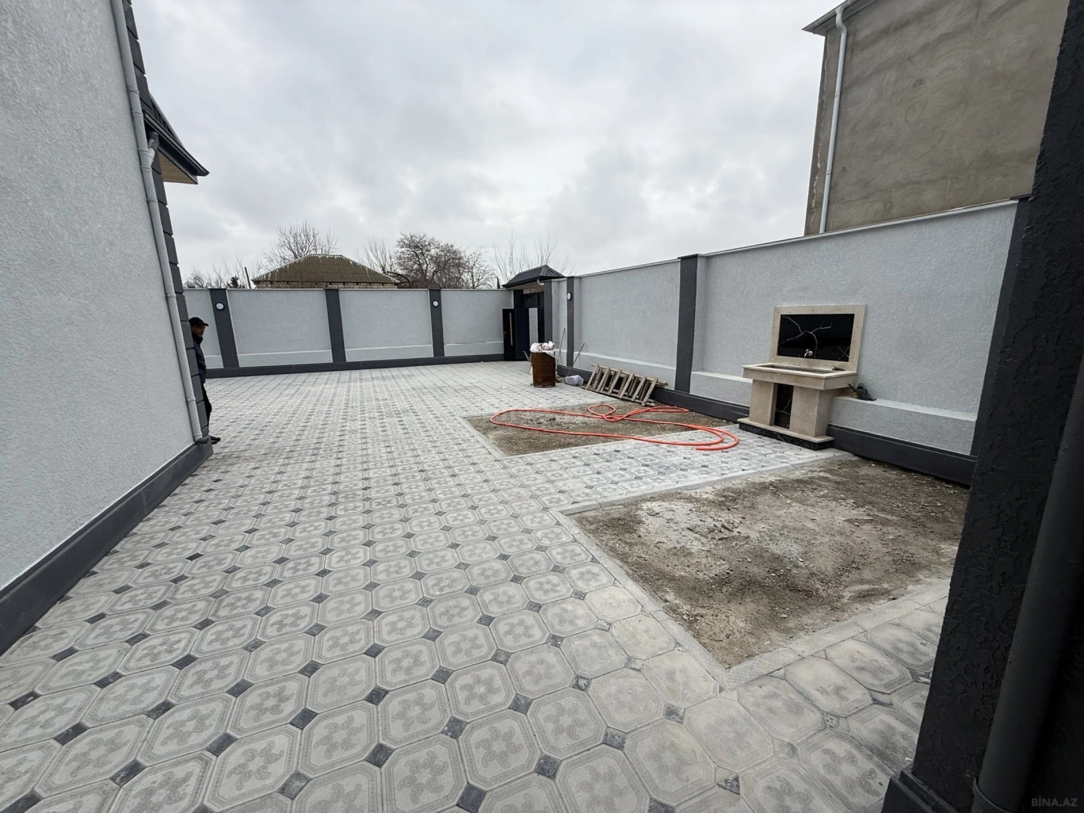 Satılır 5 otaqlı həyət evi 240 m²