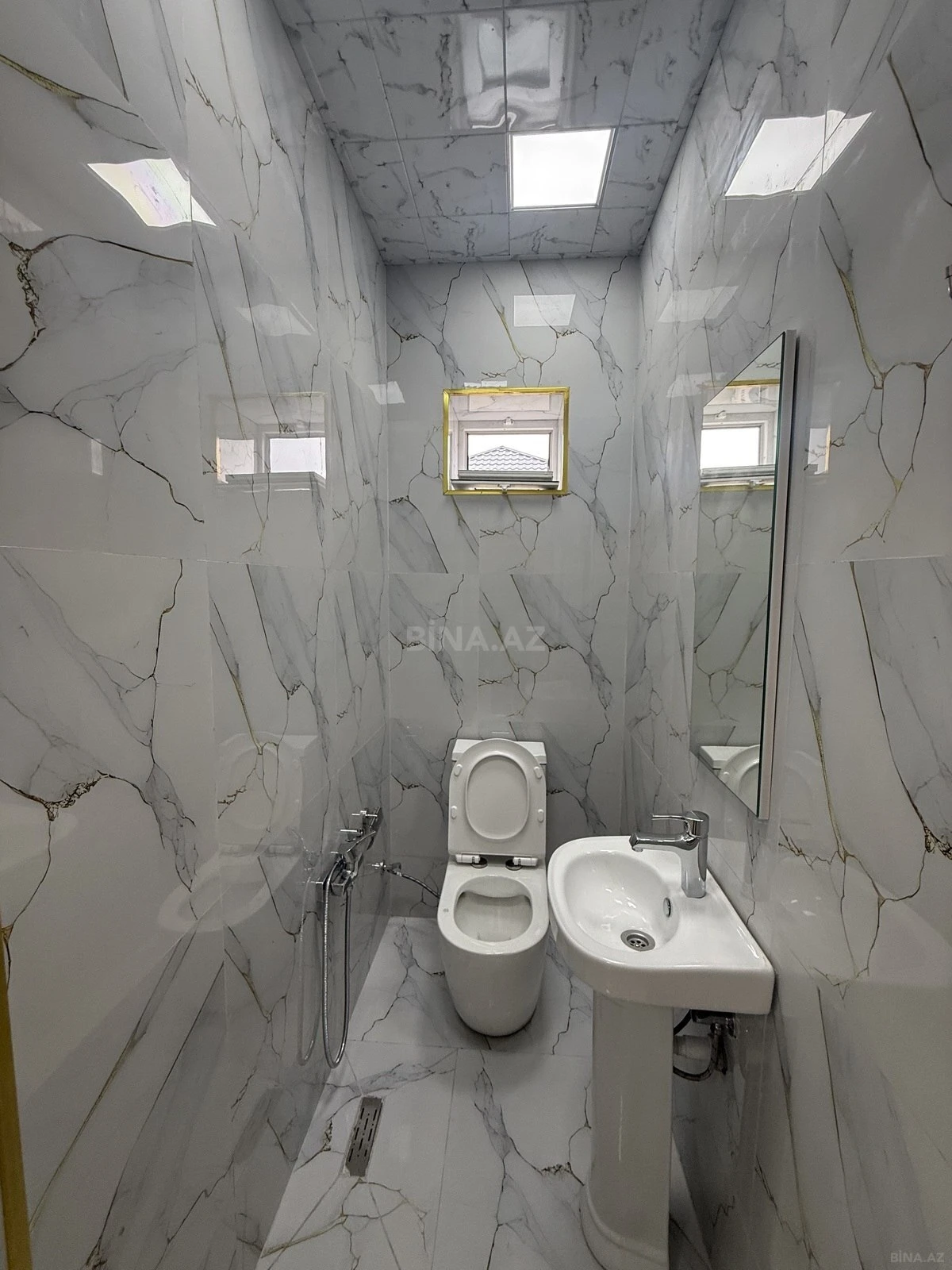 Satılır 5 otaqlı həyət evi 240 m²