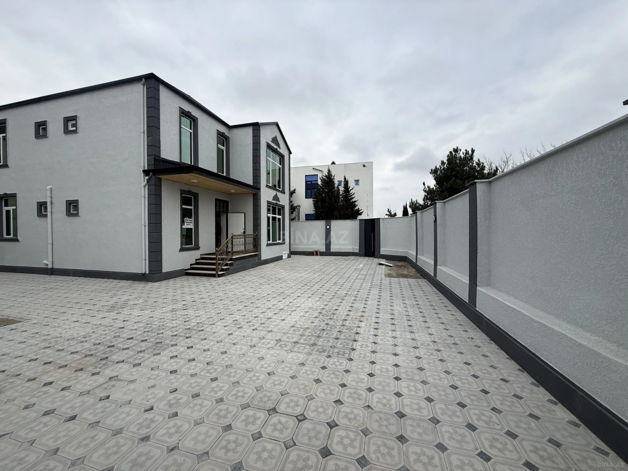 Satılır 5 otaqlı həyət evi 240 m²