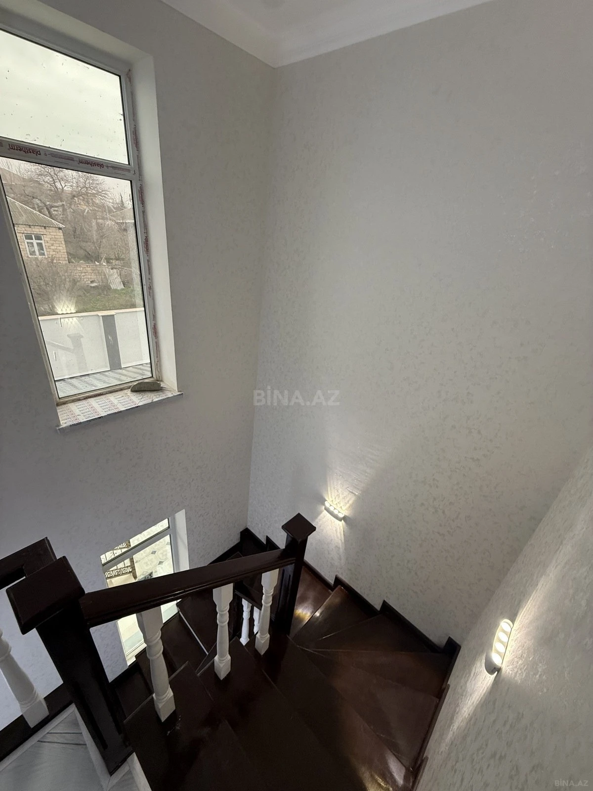 Satılır 5 otaqlı həyət evi 240 m²