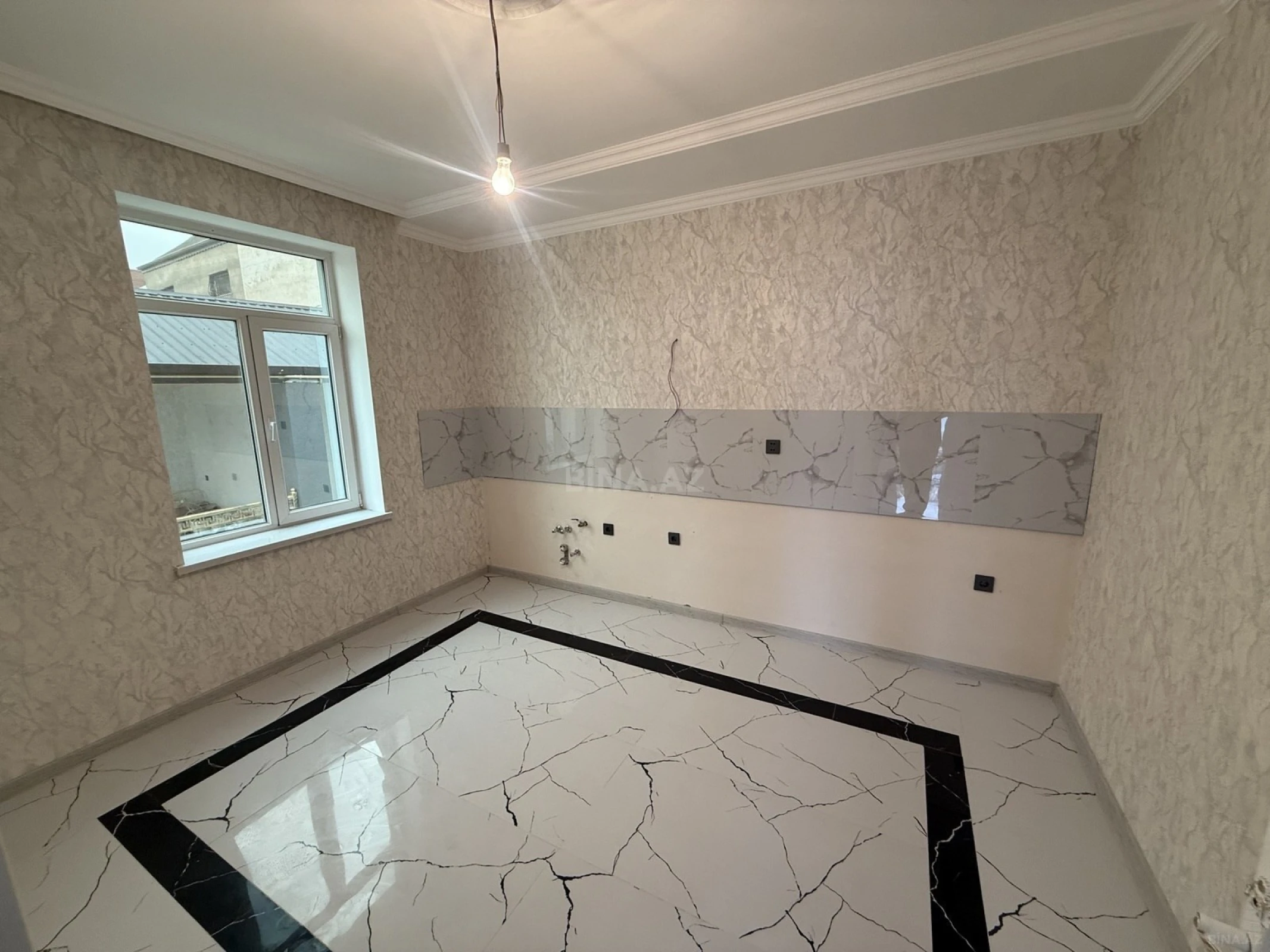 Satılır 5 otaqlı həyət evi 240 m²