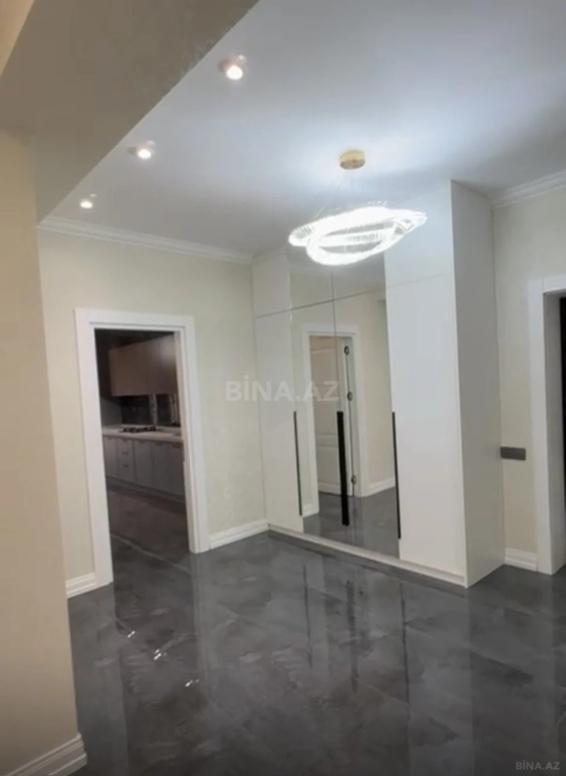 Satılır 3 otaqlı mənzil 138 m²