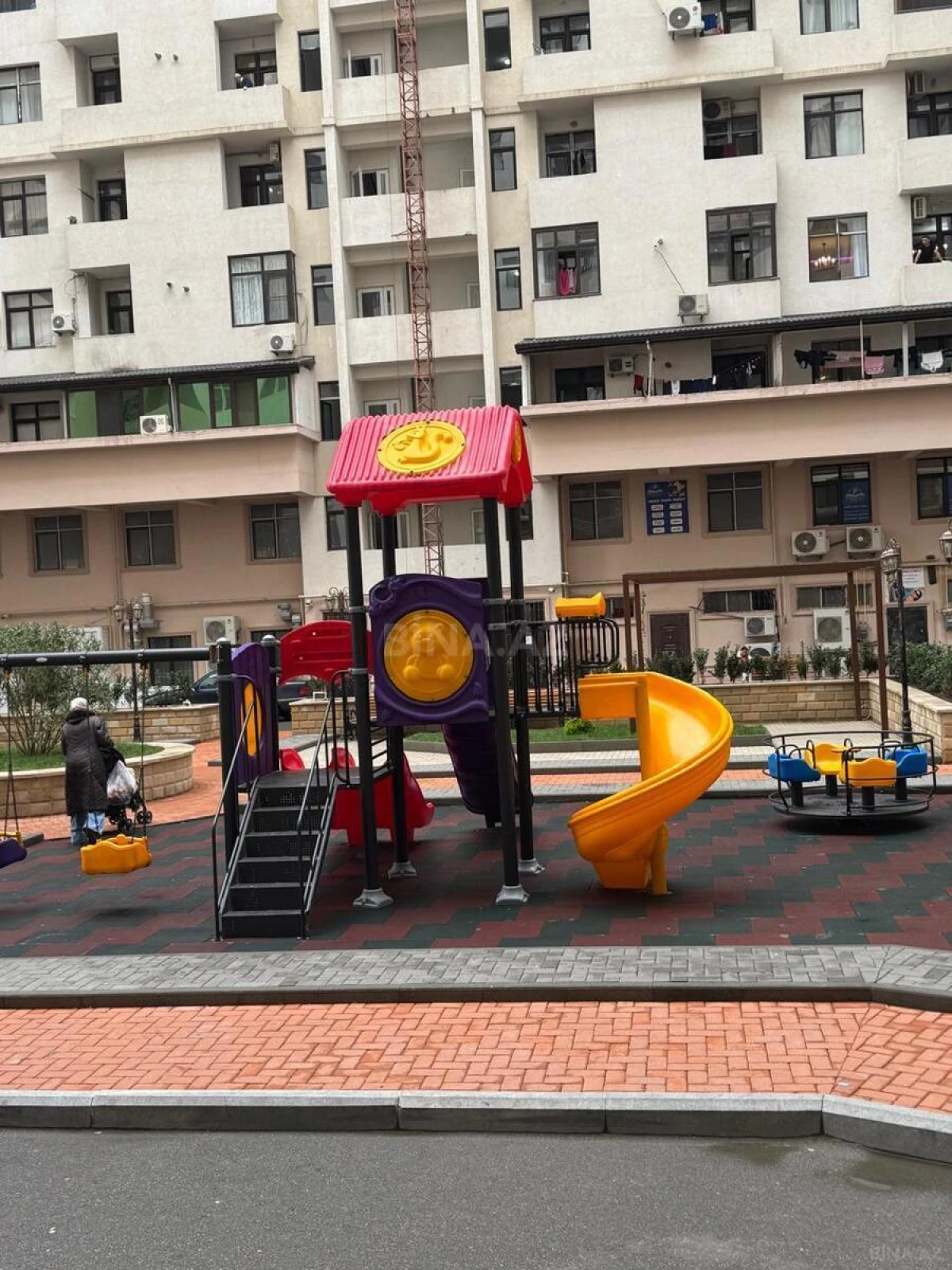 Satılır 3 otaqlı mənzil 138 m²