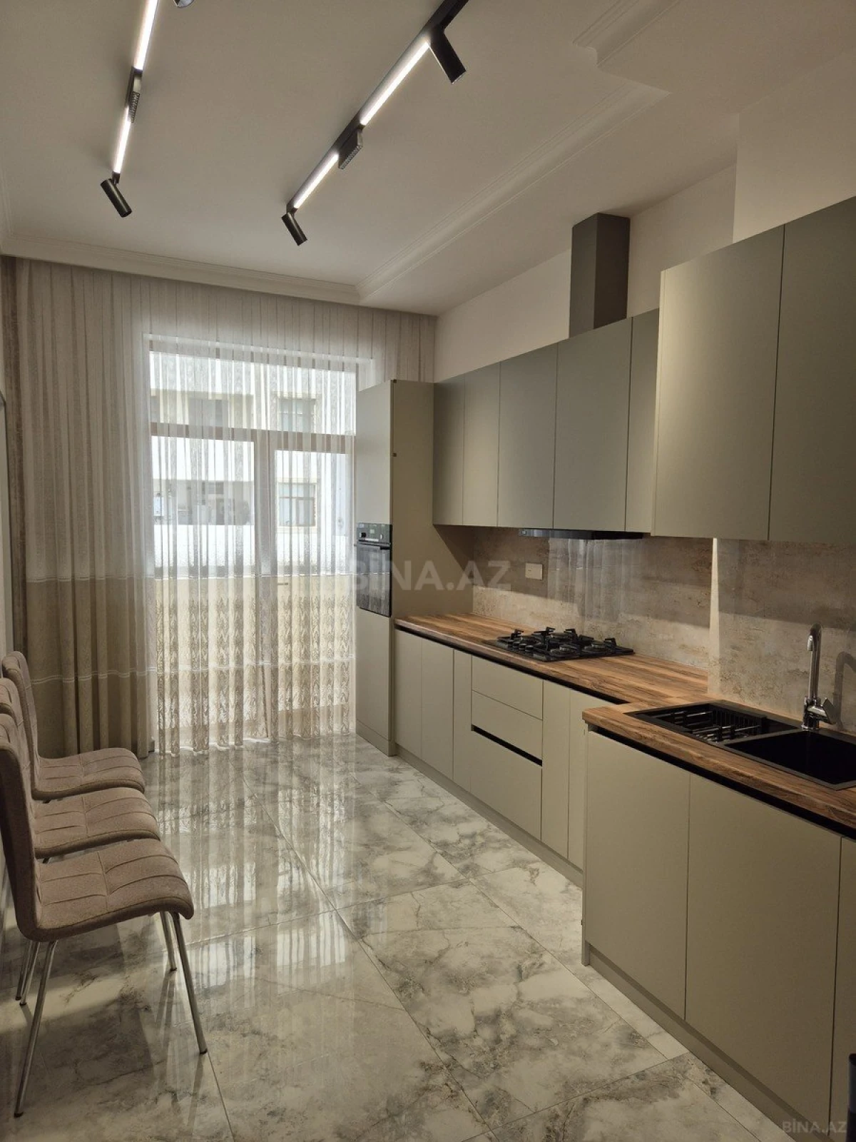 Kirayə verilir 2 otaqlı mənzil 94 m²