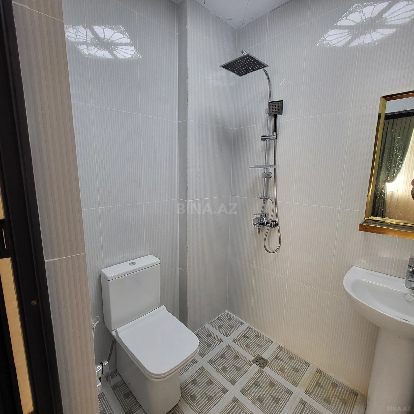 Satılır 3 otaqlı mənzil 141 m²