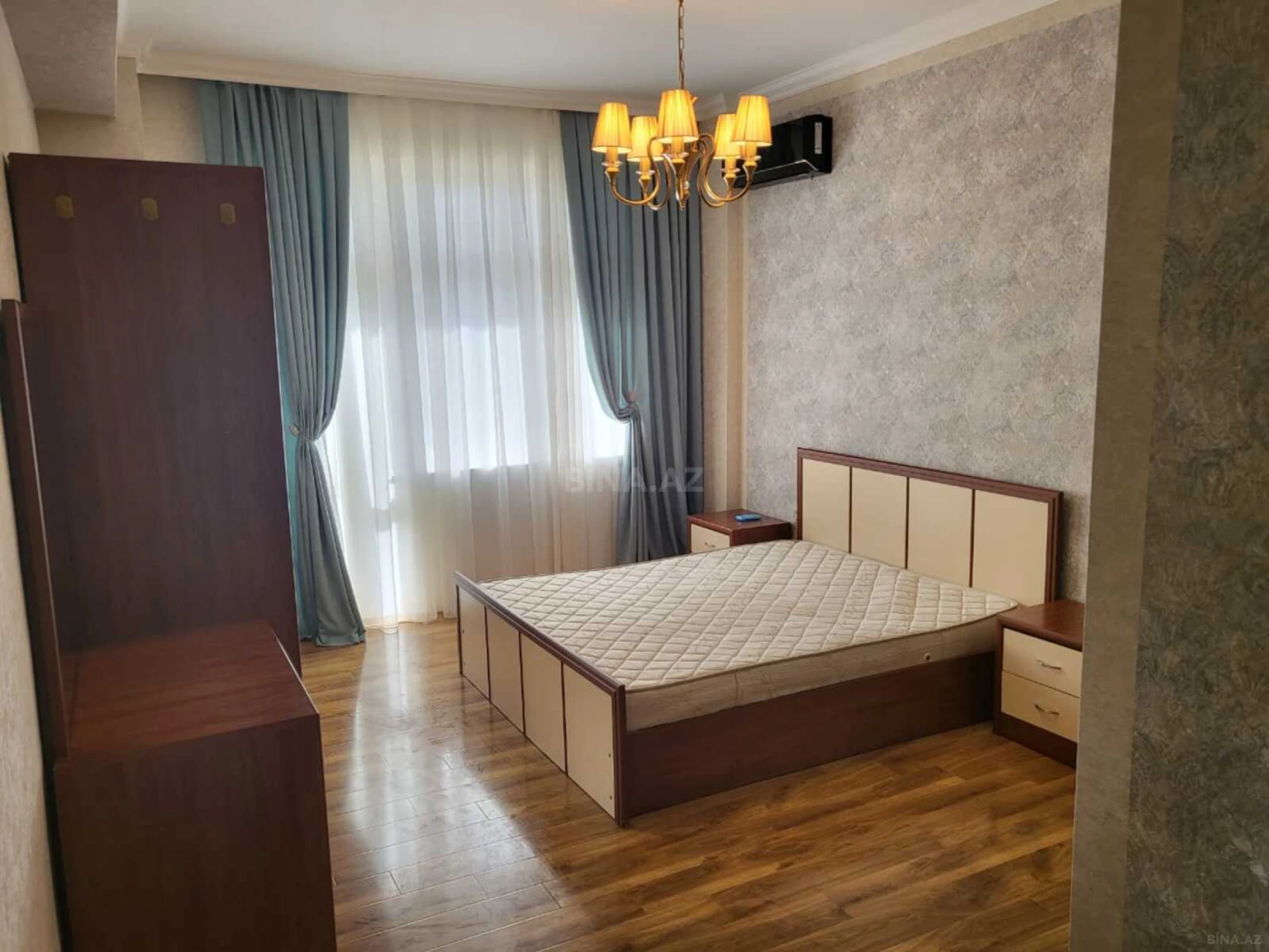 Satılır 3 otaqlı mənzil 141 m²