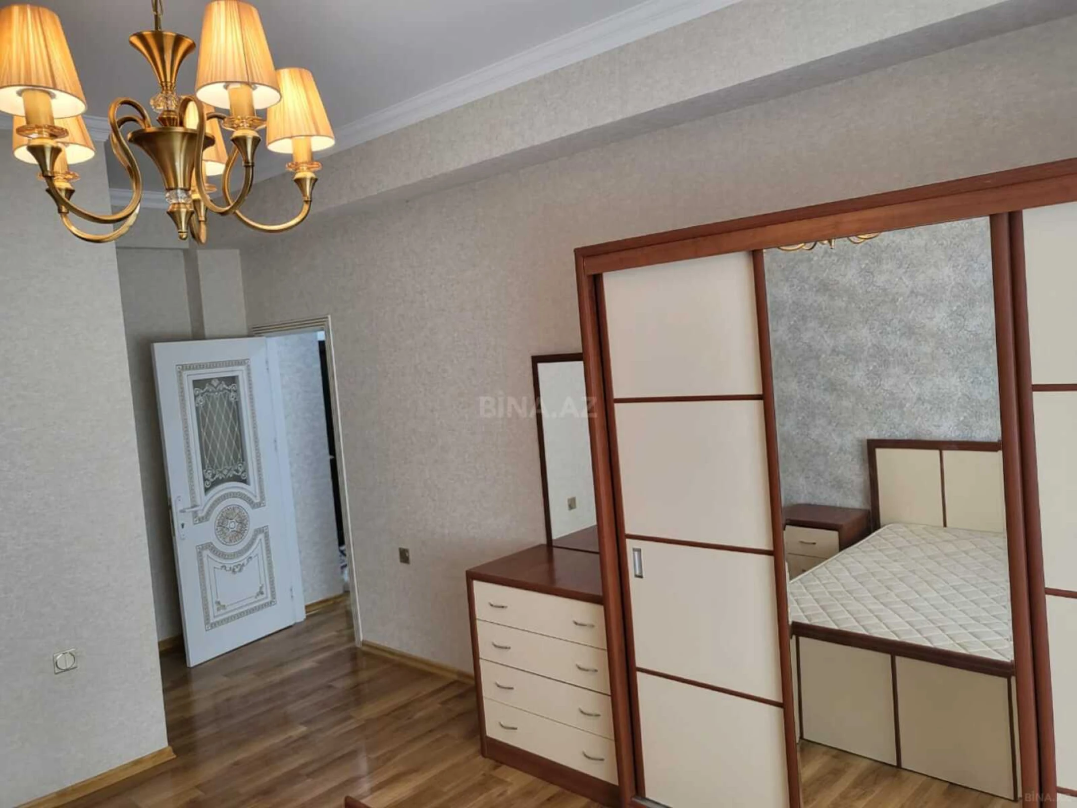 Satılır 3 otaqlı mənzil 141 m²