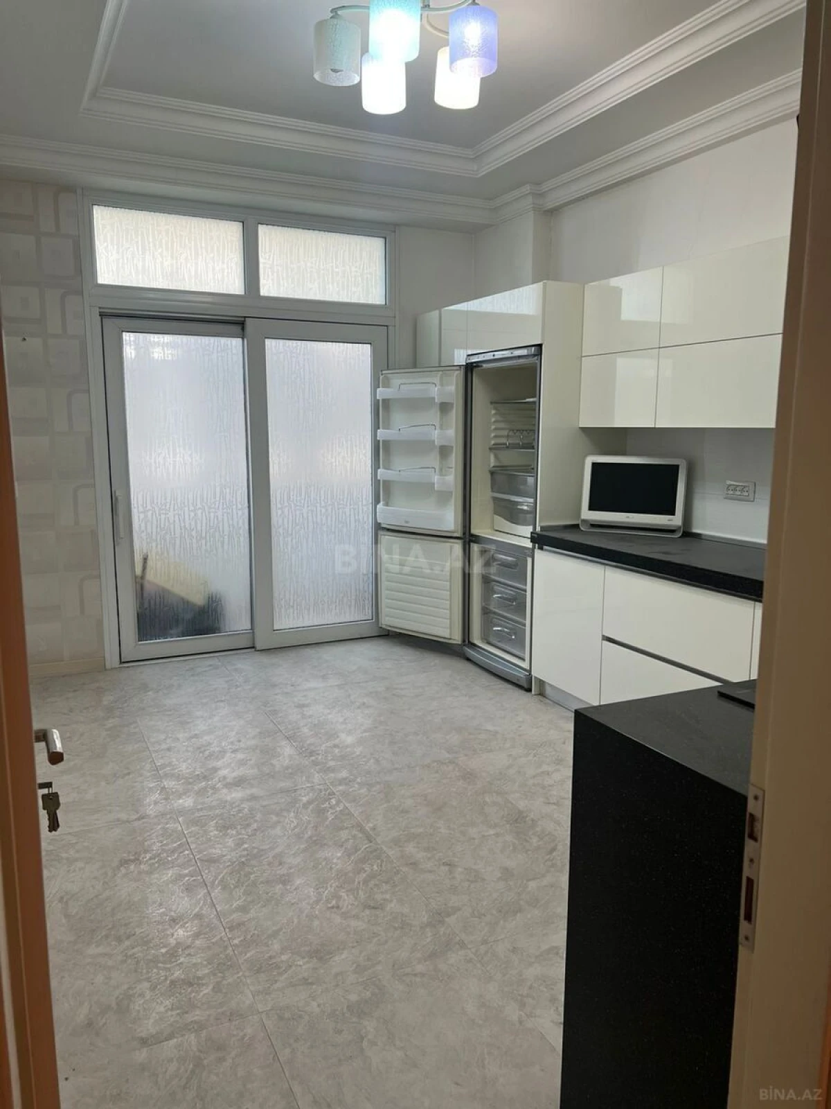 Kirayə verilir 3 otaqlı mənzil 160 m²