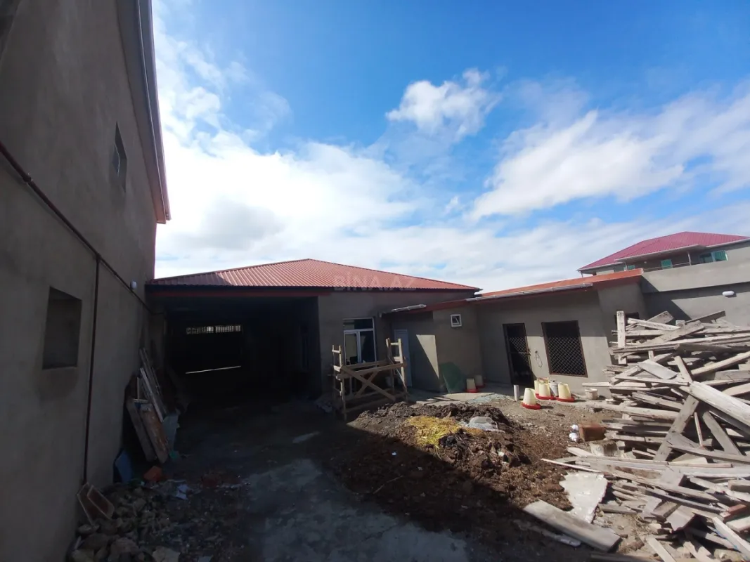 Satılır 10 otaqlı həyət evi 630 m²