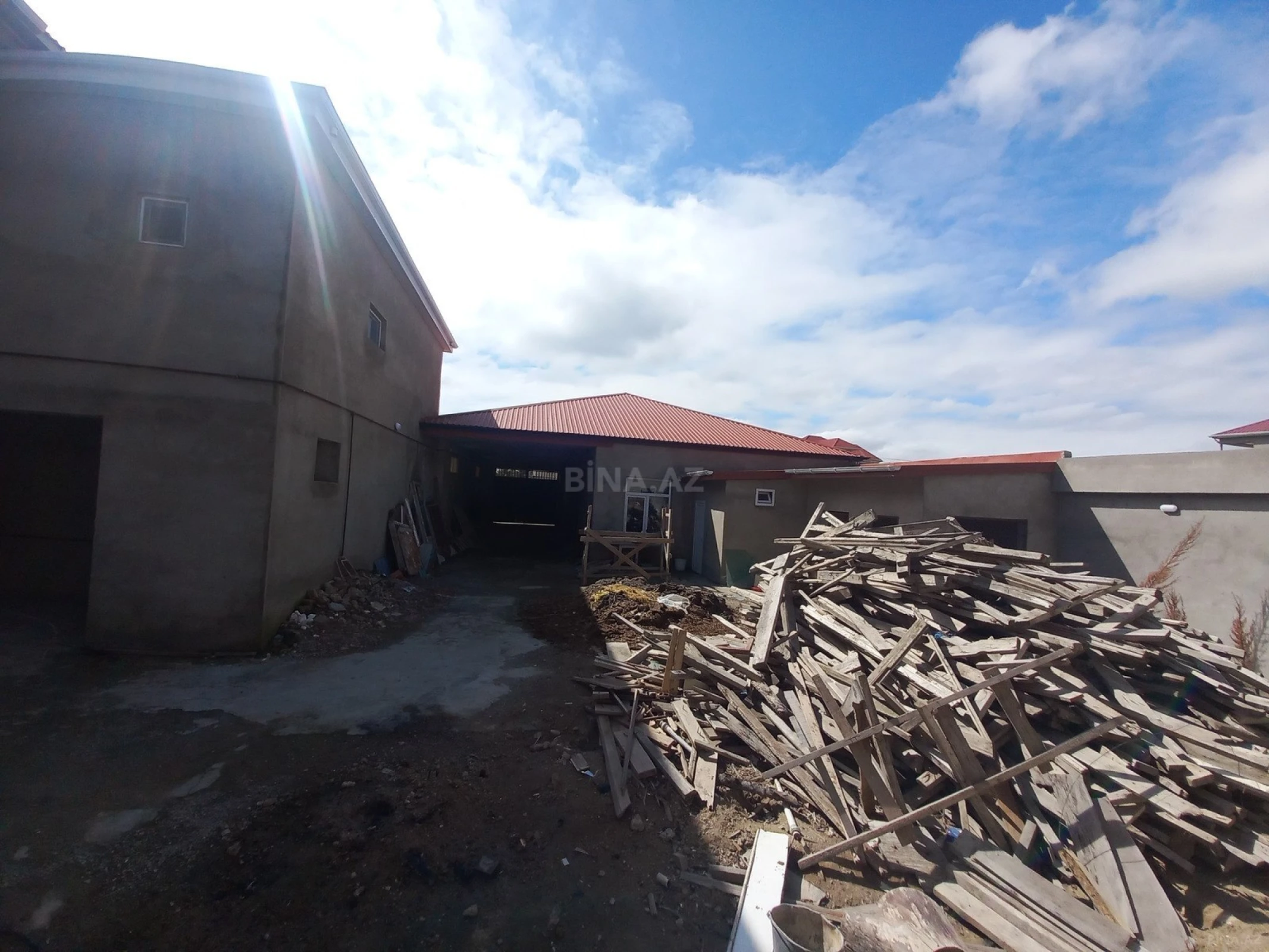 Satılır 10 otaqlı həyət evi 630 m²