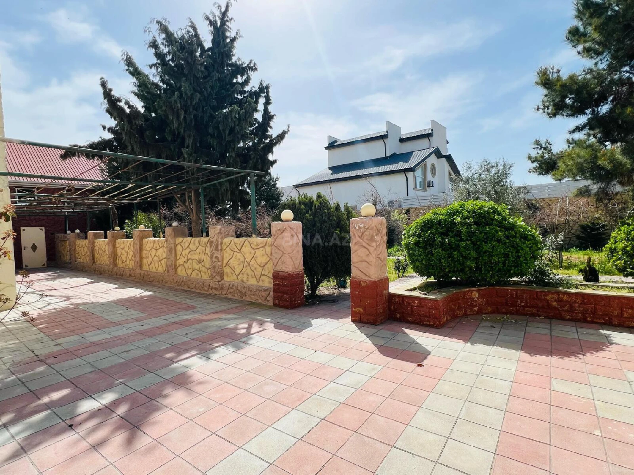 Satılır 8 otaqlı həyət evi 400 m²