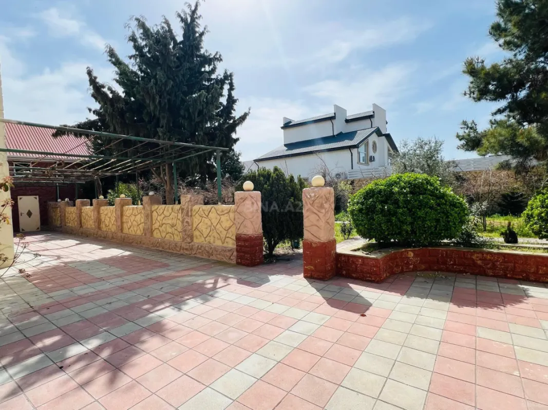 Satılır 8 otaqlı həyət evi 400 m²