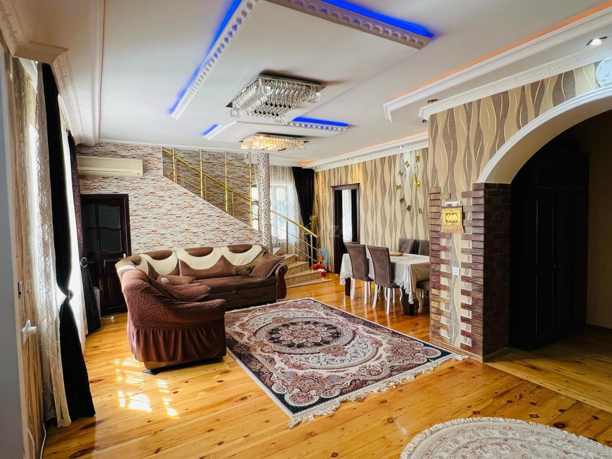 Satılır 8 otaqlı həyət evi 400 m²