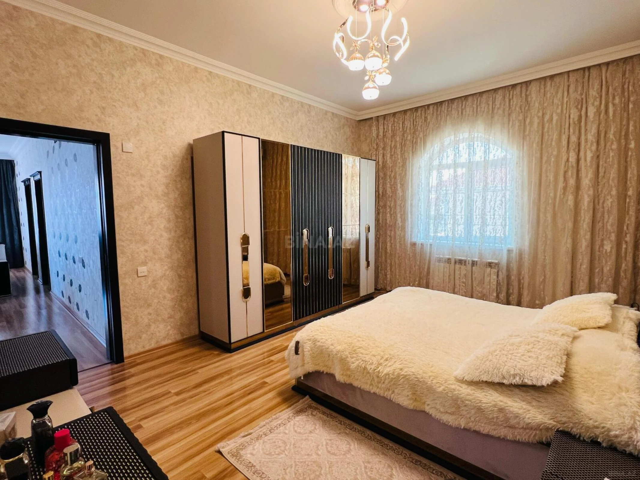 Satılır 8 otaqlı həyət evi 400 m²